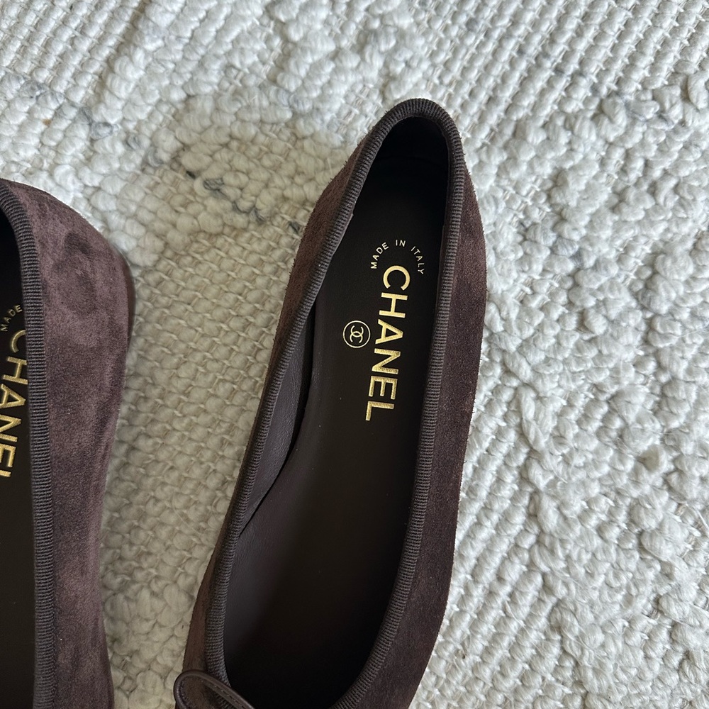 Chanel 25A suede Brown and burgundy ballerina flats - Picture 6 of 9